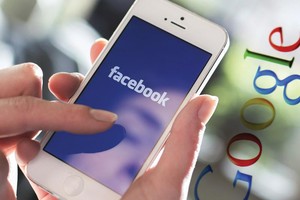 Các nhà mạng Việt Nam đang cho Facebook và Google hưởng chính sách ưu đãi miễn cước dịch vụ thuê chỗ đặt máy chủ. Ảnh: Chí Cường