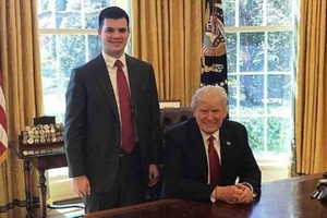 Taylor Weyeneth, Phó Chánh văn phòng Cơ quan kiểm soát chính sách ma túy quốc gia Mỹ chụp ảnh cùng Tổng thống Mỹ Donald Trump. (Ảnh: Taylor Weyeneth/Linkedin)