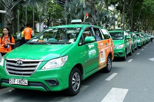 Lãnh đạo Tập đoàn Mai Linh thừa nhận doanh thu giảm 30% do cạnh tranh với Grab, Uber.
