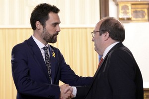 Chủ tịch nghị viện Catalonia Roger Torrent (trái) gặp các lãnh đạo đảng phái. Ảnh: AFP.