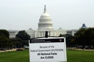 Tấm biển thông báo tất cả các công viên quốc gia đều ngừng hoạt động trong thời gian chính phủ Mỹ đóng cửa hồi năm 2013. Ảnh: AFP.