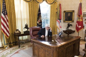 Nhà Trắng công bố hình ảnh Tổng thống Donald Trump làm việc trong phòng Bầu Dục giữa lúc chính phủ đóng cửa.