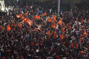 Hàng vạn người dân xuống đường cổ vũ đội U23 Việt Nam sau trận thắng đội Iraq tối 20/1.