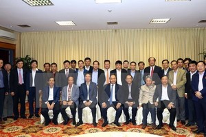 Thủ tướng Nguyễn Xuân Phúc, Uỷ viên Bộ Chính trị, Trưởng ban Tuyên giáo Trung ương Võ Văn Thưởng và các đại biểu tại buổi gặp mặt. (Ảnh: Thống Nhất/TTXVN)