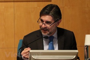 Thứ trưởng Olivero phát biểu tại hội thảo. (Ảnh: Ngự Bình/Vietnam+)