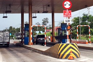 Trạm BOT Sóc Trăng đã cắm biển "cấm dừng xe quá 5 phút". Ảnh: Phúc Hưng.