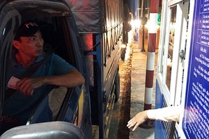 Nhiều tài xế trả tiền lẻ ở trạm BOT Cai Lậy để phản đối thu phí. Ảnh: Quốc Đoan