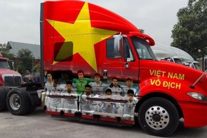 Người Việt đua nhau trang trí ôtô cổ vũ đội bóng U23