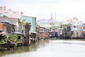 Chủ trương di dời nhà ven kênh được UBND TP.HCM đặt ra từ năm 2016, song do nhiều khó khăn, thách thức, đến nay tiến độ thực hiện dự án di dời vẫn chưa có chuyển biến.