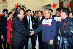 Thủ tướng bắt tay chúc mừng Huấn luyện viên Park Hang-seo khi đoàn tới trụ sở Chính phủ