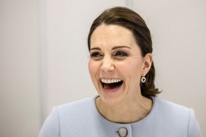 Công nương Kate tặng 20 cm tóc cho trẻ em mắc ung thư