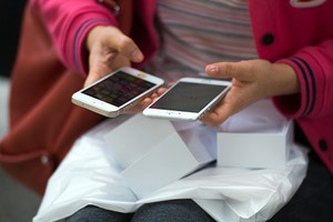 Apple tiếp tục gặp rắc rối do hạ hiệu năng iPhone đời cũ.