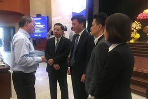 Bí thư Thành ủy Nguyễn Thiện Nhân trao đổi với các đại biểu tại Hội nghị.