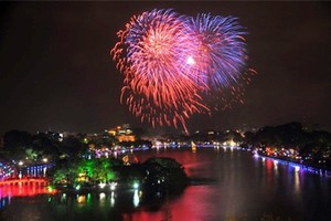 Đêm giao thừa Tết Mậu Tuất 2018, Hà Nội bắn pháo hoa một trận địa ở hồ Hoàn Kiếm.