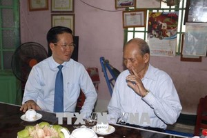 Đồng chí Võ Văn Thưởng thăm, chúc Tết Nghệ nhân Trần Mộng. Ảnh: TTXVN