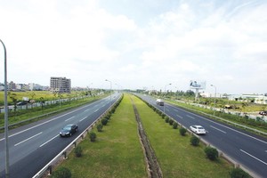 Sau khi dồn sức phát triển một số tuyến cao tốc, số nhà đầu tư trong nước hội đủ tiêu chí tham gia Dự án cao tốc Bắc - Nam hiện không nhiều. Trong ảnh: Đại lộ Thăng Long