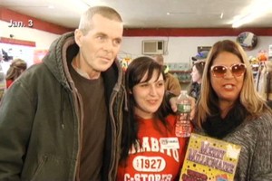 Ông Donald Savastano và người thân khi nhận giải thưởng xổ số. Ảnh: WABC