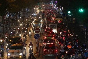 Tình trạng ùn tắc giao thông tại tuyến đường Chùa Bộc. (Ảnh: Thành Đạt/TTXVN)