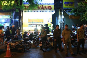 Cảnh sát phong tỏa hiện trường, điều tra vụ cướp. Ảnh: Nguyệt Triều.