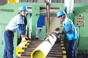 Hàn Quốc, Nhật Bản... đang “dẫn dắt” cuộc chơi FDI tại Việt Nam. Trong ảnh: Hoạt động tại Công ty Doosan Vina (Quảng Ngãi). Ảnh: Đức Thanh