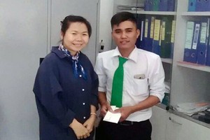 Tài xế taxi và nữ hành khách. Ảnh: Tin Tin.