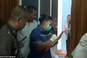 Phía cảnh sát và cứu hộ đang xem xét tình hình hiện trường vụ tự sát. (Ảnh: Asiawire)