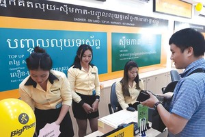 Nhóm khách hàng chính của BigPhone tại Campuchia có độ tuổi từ 25 - 40 và có khả năng tự chủ tài chính. Ảnh: Hồng Phúc