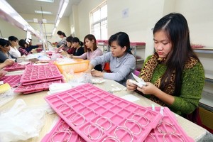 Chế tác đồ trang sức tại Công ty TNHH Bow International, vốn đầu tư của Hàn Quốc, mới đi vào hoạt động tại Khu công nghiệp Bỉm Sơn (Thanh Hóa). (Ảnh: Danh Lam/TTXVN)