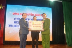 Thủ tướng Chính phủ Nguyễn Xuân Phúc tặng quà Tết các các lực lượng vũ trang thành phố Đà Nẵng.