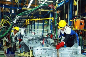 Công nhân lắp ráp ôtô tại Nhà máy Hyundai Thành Công, Việt Nam. (Ảnh: Thống Nhất/TTXVN)