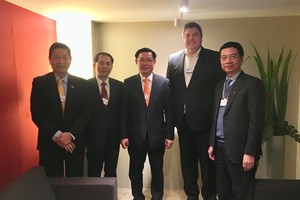 Phó thủ tướng Vương Đình Huệ (đứng giữa) cùng với Thứ trưởng thường trực Bộ Ngoại giao Bùi Thanh Sơn, Chủ tịch HĐQT FPT Trương Gia Bình, Tổng giám đốc Viettel Nguyễn Mạnh Hùng đã có cuộc gặp gỡ với lãnh đạo Tập đoàn công nghệ Qualcomm và trao đổi về kế hoạch hành động cho Công nghiệp 4.0 tại Diễn đàn Kinh tế thế giới Davos 2018.