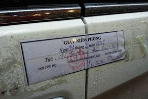 Nhiều ôtô dừng đỗ trái phép trên phố cổ bị niêm phong và cẩu về bãi. Ảnh: Sơn Dương