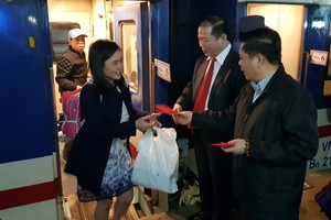 Những hàng khách đi tàu chặng TP.HCM - Hà Nội thích thú khi nhận lì xì may mắn của Bộ trưởng Bộ Giao thông vận tải Nguyễn Văn Thể