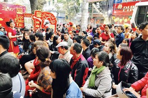 Người dân thường xếp hàng mua vàng ngày vía Thần Tài để cầu may mắn