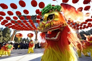 Chi tiêu dịp Tết của dân Trung Quốc phủ khắp các cửa hàng từ bán lẻ cho tới gian hàng trực tuyến. Ảnh: Nikkei.