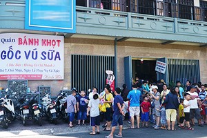 Dòng người đứng đợi bên ngoài để được xếp bàn. Ảnh: Di Vỹ.