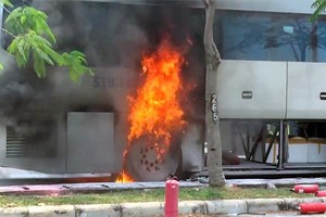 Xe khách bốc cháy ngùn ngụt. Ảnh: Tin Tin.