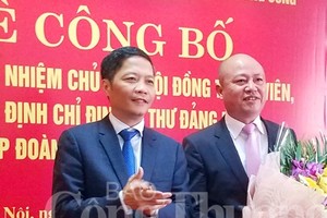 Bộ trưởng Trần Tuấn Anh trao quyết định và chúc mừng ông Nguyễn Phú Cường