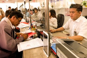 Cán bộ của TP.HCM đồng loạt được tăng thu nhập lên 0,6 lần trong năm nay. Ảnh: Tuyết Nguyễn