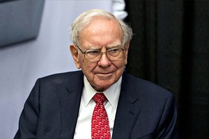 Warren Buffett muốn chờ thời cơ làm một thương vụ lớn. Ảnh: AFP