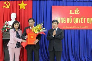 Chủ tịch UBND tỉnh Lâm Đồng trao quyết định cho ông Võ Ngọc Hiệp. Ảnh báo Lâm Đồng