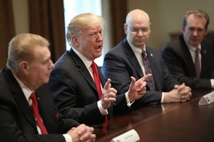Tổng thống Trump tuyên bố mức thuế trong cuộc gặp với các nhà sản xuất nhôm thép của Mỹ hôm 1/3. Ảnh: AFP.