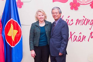 Đại sứ Việt Nam tại Mỹ Phạm Quang Vinh và Quyền trợ lý Ngoại trưởng Mỹ Thornton. Ảnh: Bộ Ngoại giao Việt Nam.