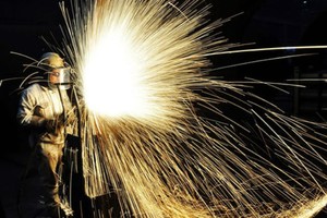 Sản xuất thép tại nhà máy ở Thanh Đảo (Trung Quốc). Ảnh: AFP