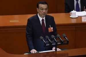 Thủ tướng Trung Quốc Lý Khắc Cường phát biểu trước quốc hội ngày 5/3. Ảnh: AFP.