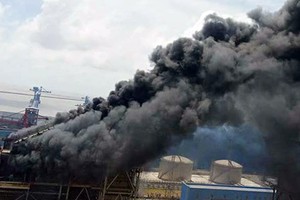 Nhà máy xảy ra cháy đang xây dựng mở rộng. Ảnh: Cửu Long.