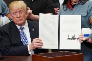 Tổng thống Donald Trump ký lệnh áp thuế nhập khẩu nhôm, thép tại Nhà Trắng ngày 8/3. Ảnh: AFP.