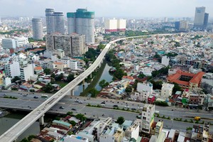 Công ty TNHH Gachvang vừa công bố báo cáo biến động giá đất các tuyến đường có vị trí gần 14 nhà ga (deport - các trạm đón) của tuyến metro số một trong vòng 12 tháng qua.

Điểm xuất phát của ga đầu tiên nằm tại trung tâm quận 1, Chợ Bến Thành kéo dài đến điểm cuối, là ga thứ 14, nằm ngay Bến xe miền Đông (sắp di dời từ Bình Thạnh ra quận 9). So với tháng 2/2017, giá đất quanh trục giao thông mới này vào tháng 2/2018 đã có nhiều thay đổi đáng kể.

Nhóm các ga tọa lạc tại khu vực quận 1 ghi n