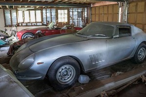 Hai chiếc siêu xe phủ đầy bụi trong garage. Ảnh: Foxnews