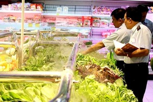 Đối với những cơ sở đã được cấp giấy chứng nhận đủ điều kiện ATTP, các đội thanh tra cũng tăng cường hậu kiểm và xử phạt. Ảnh minh họa